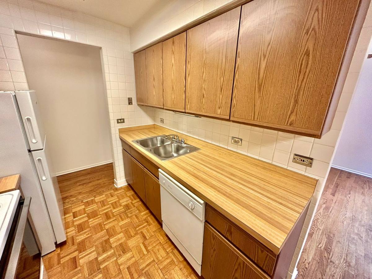 Apartment for rent at 531 W Deming, Chicago, IL 60614