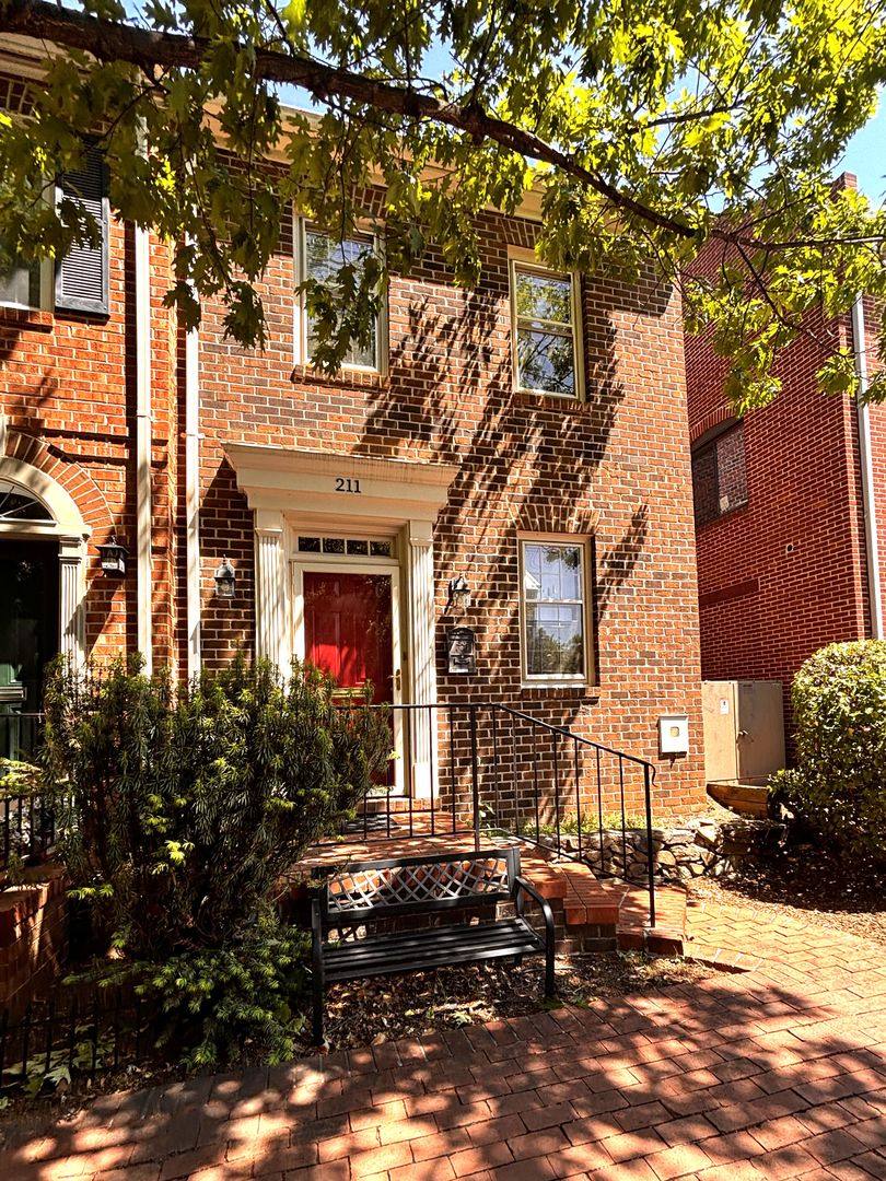 Townhouse for rent at 211 Oronoco St, Alexandria, VA 22307
