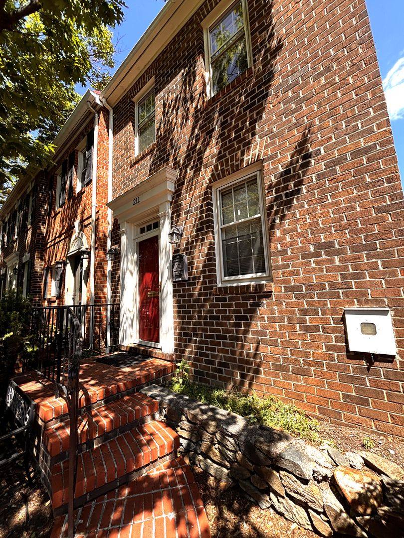 Townhouse for rent at 211 Oronoco St, Alexandria, VA 22307