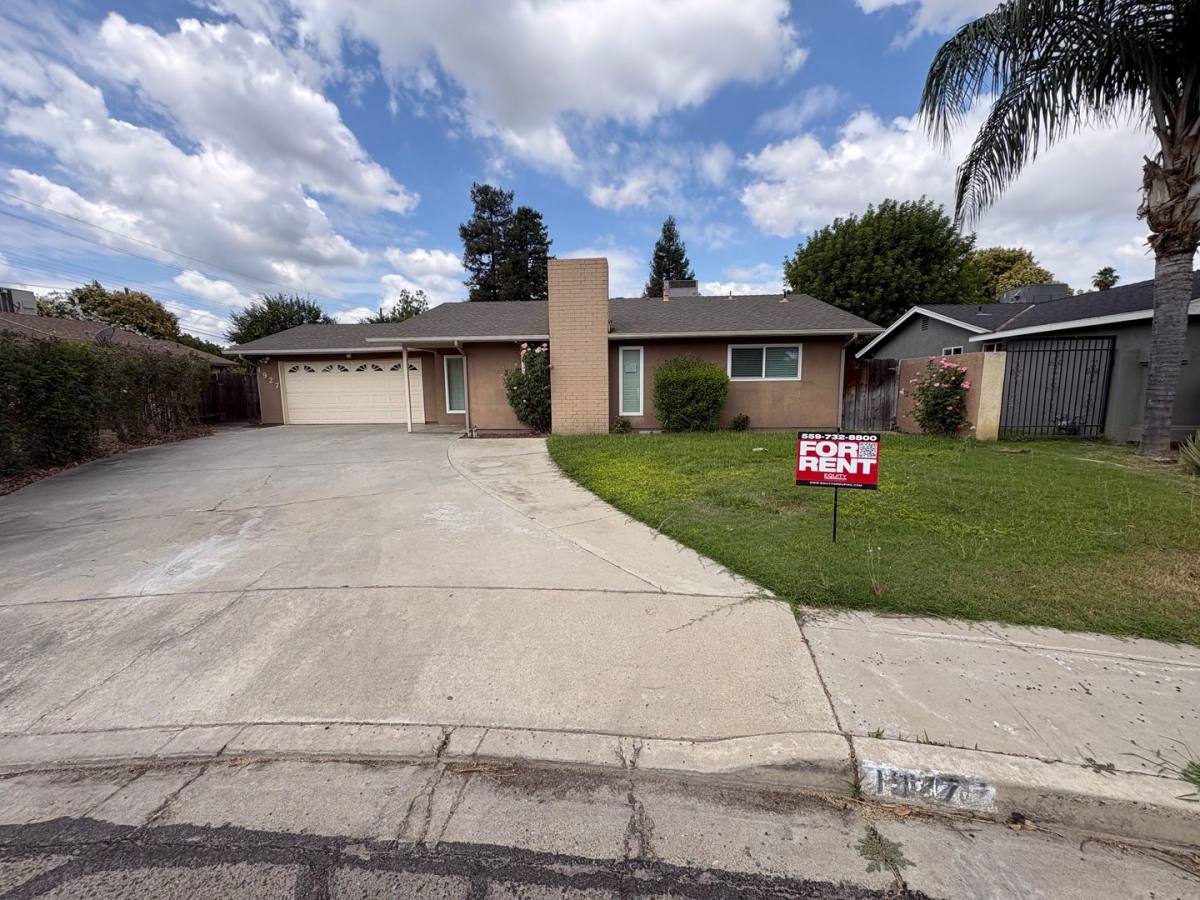 House for rent at 1927 S Julieann Court, Visalia, CA 93277