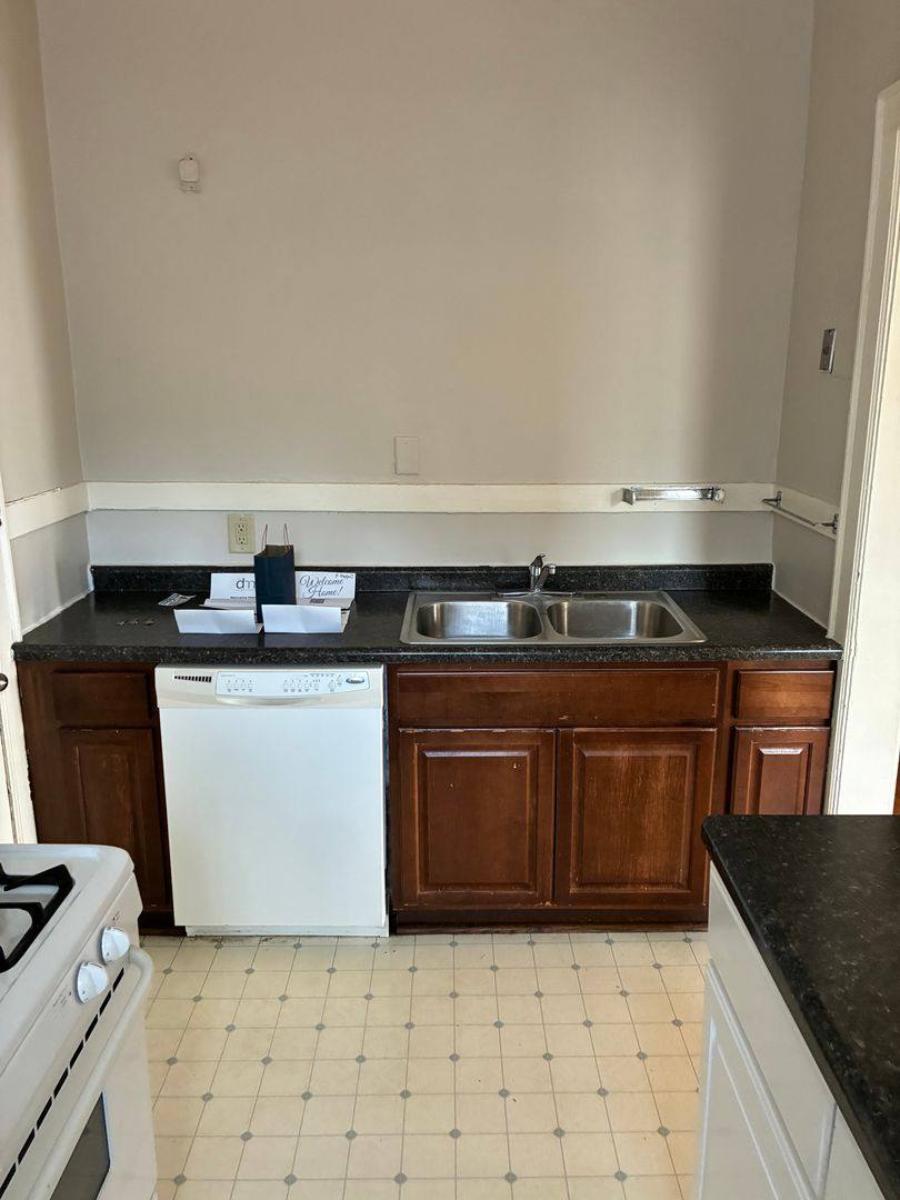 Townhouse for rent at 2118 Dupont Ave S, Minneapolis, MN 55405