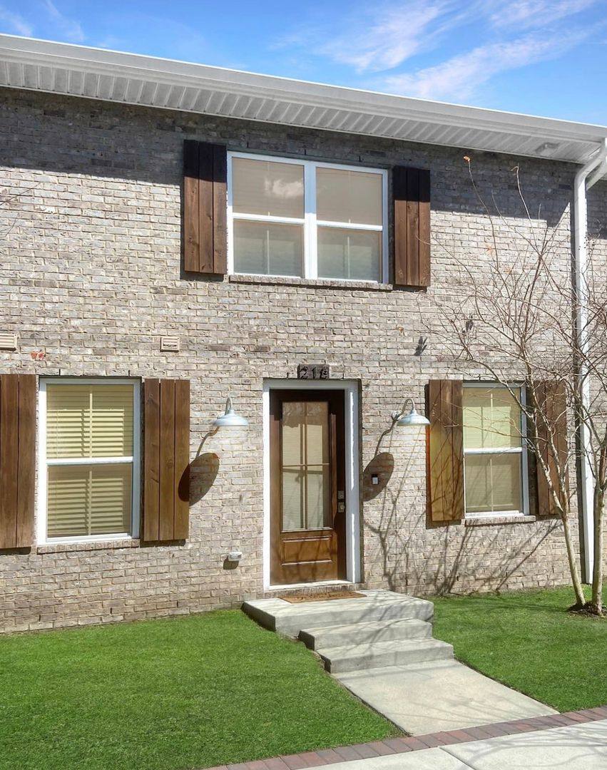 Townhouse for rent at 218 N De Villiers St, Pensacola, FL 32502