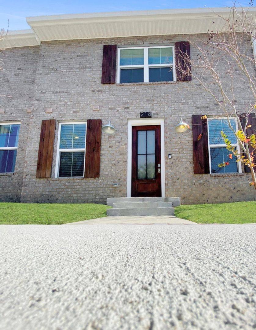 Townhouse for rent at 218 N De Villiers St, Pensacola, FL 32502