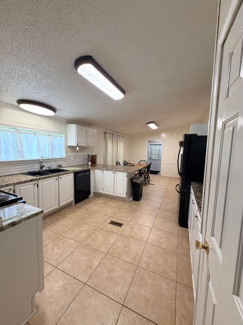House for rent at 7810 W Lakeshore, Shreveport, LA 71107