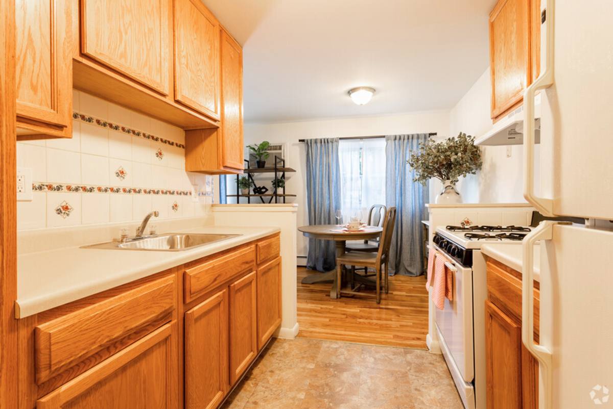 Apartment for rent at 11-21 Midland Ave, Wallington, NJ 07057