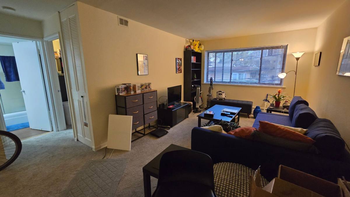 Apartment for rent at 421-31 W Barry, Chicago, IL 60657
