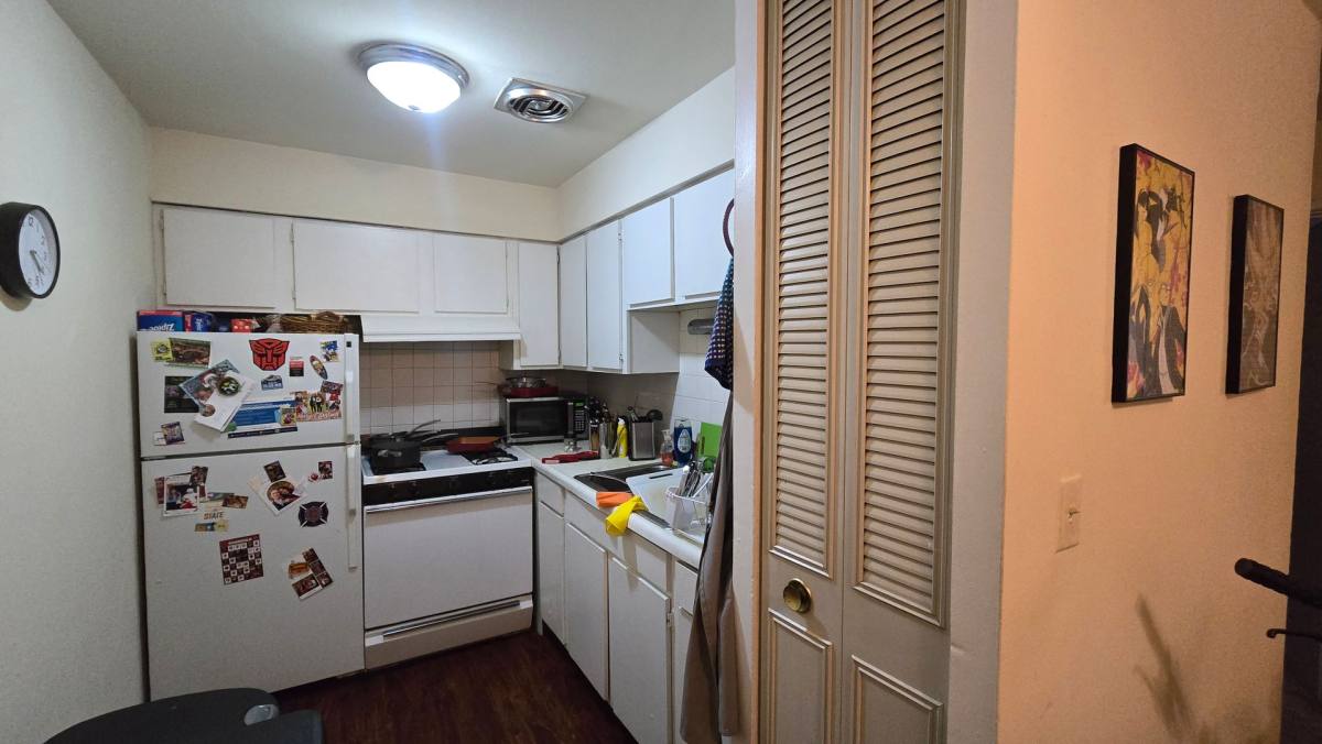 Apartment for rent at 421-31 W Barry, Chicago, IL 60657