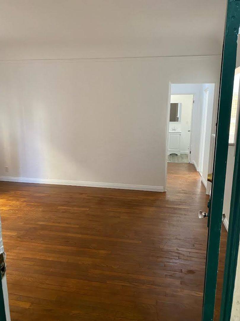 Apartment for rent at 450 S Cochran Ave, Los Angeles, CA 90036