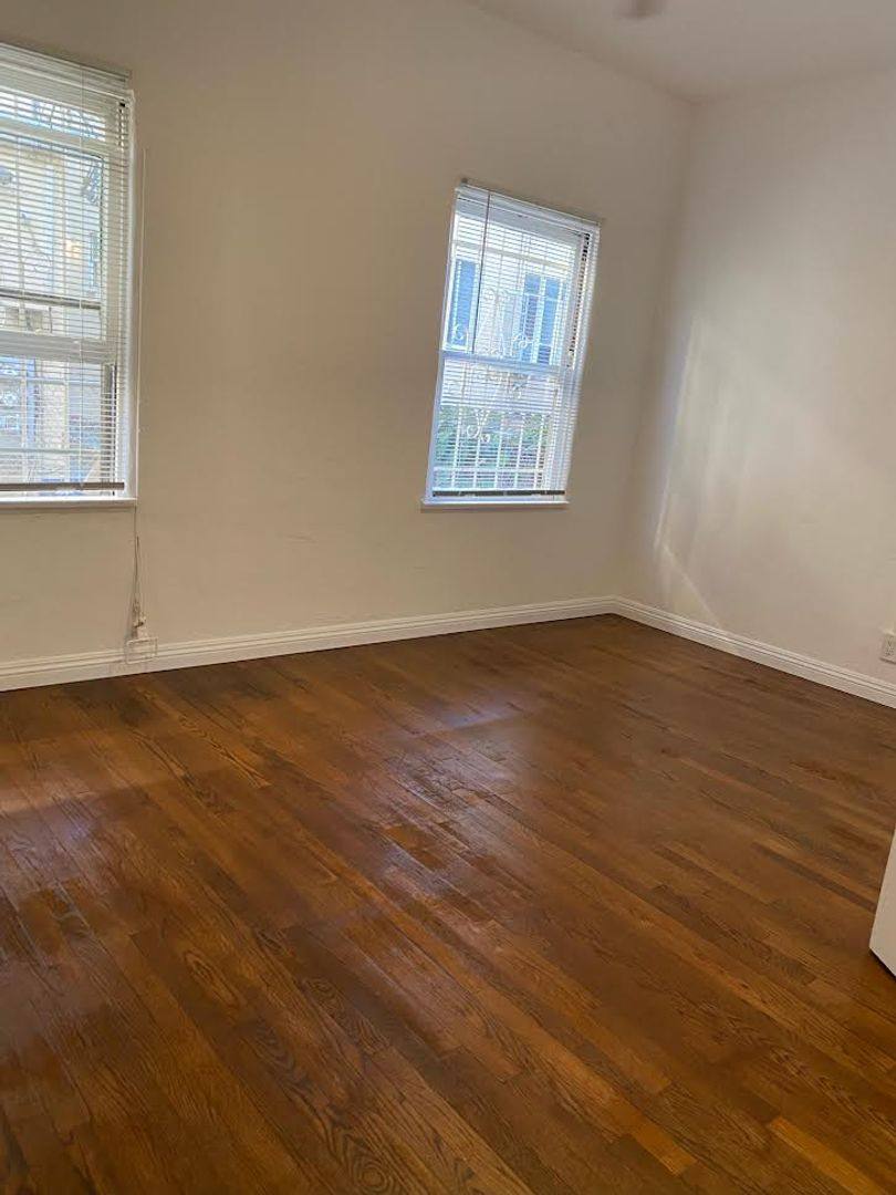 Apartment for rent at 450 S Cochran Ave, Los Angeles, CA 90036