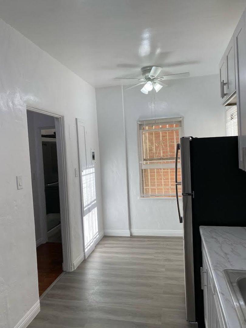 Apartment for rent at 450 S Cochran Ave, Los Angeles, CA 90036