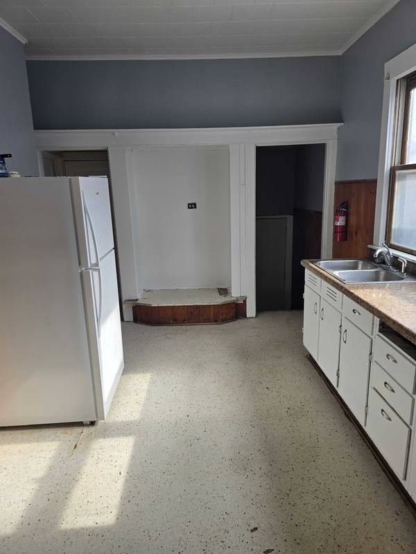 House for rent at 437 1st Ave, Clinton, IA 52732