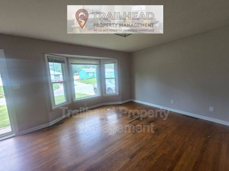 House for rent at 13629 Applewood Dr, Grandview, MO 64030