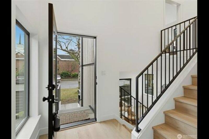 Townhouse for rent at 2806 W Dravus St, Seattle, WA 98199