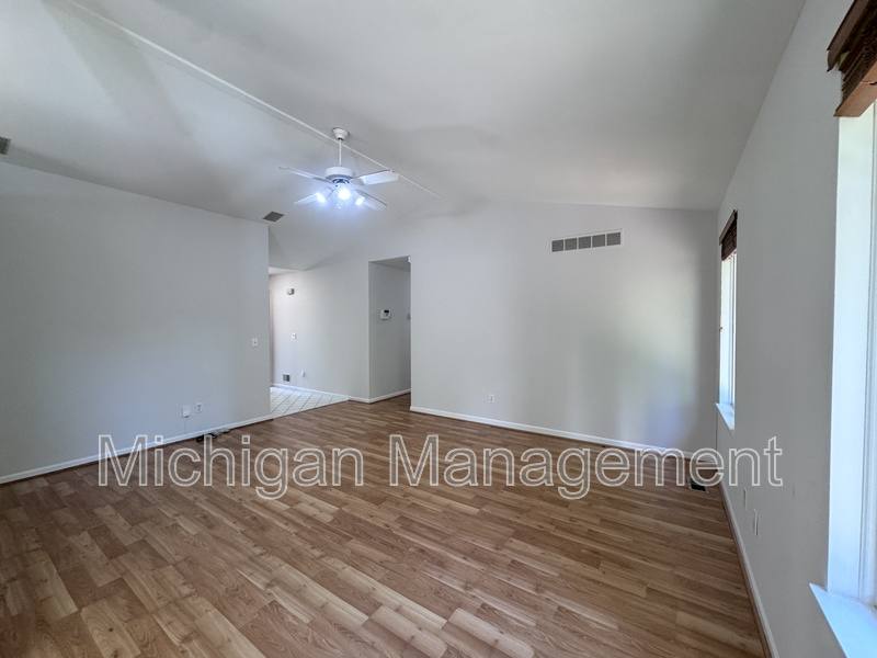 House for rent at 173 Algansee Dr, Troy, MI 48083