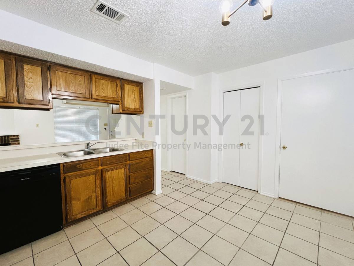 Apartment for rent at 929 W Hickory St, Denton, TX 76201