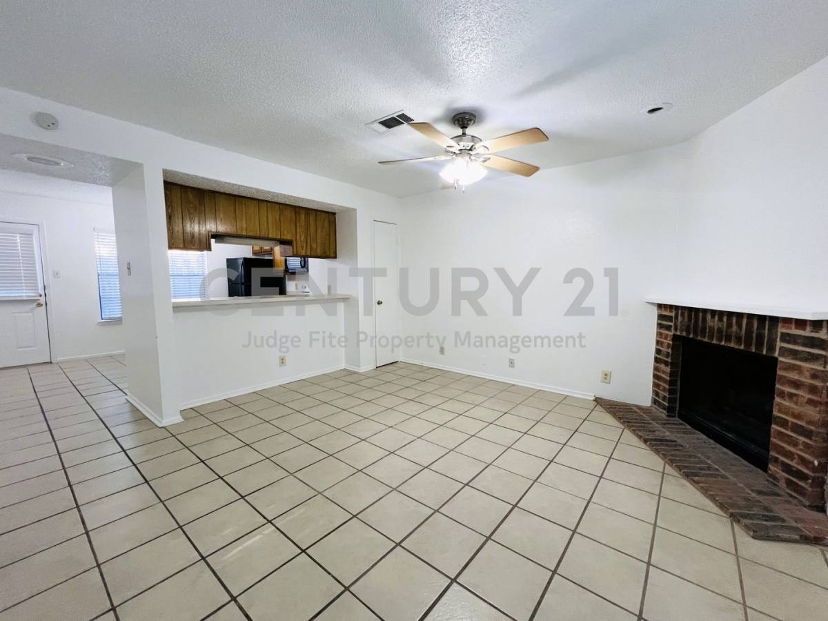 Apartment for rent at 929 W Hickory St, Denton, TX 76201
