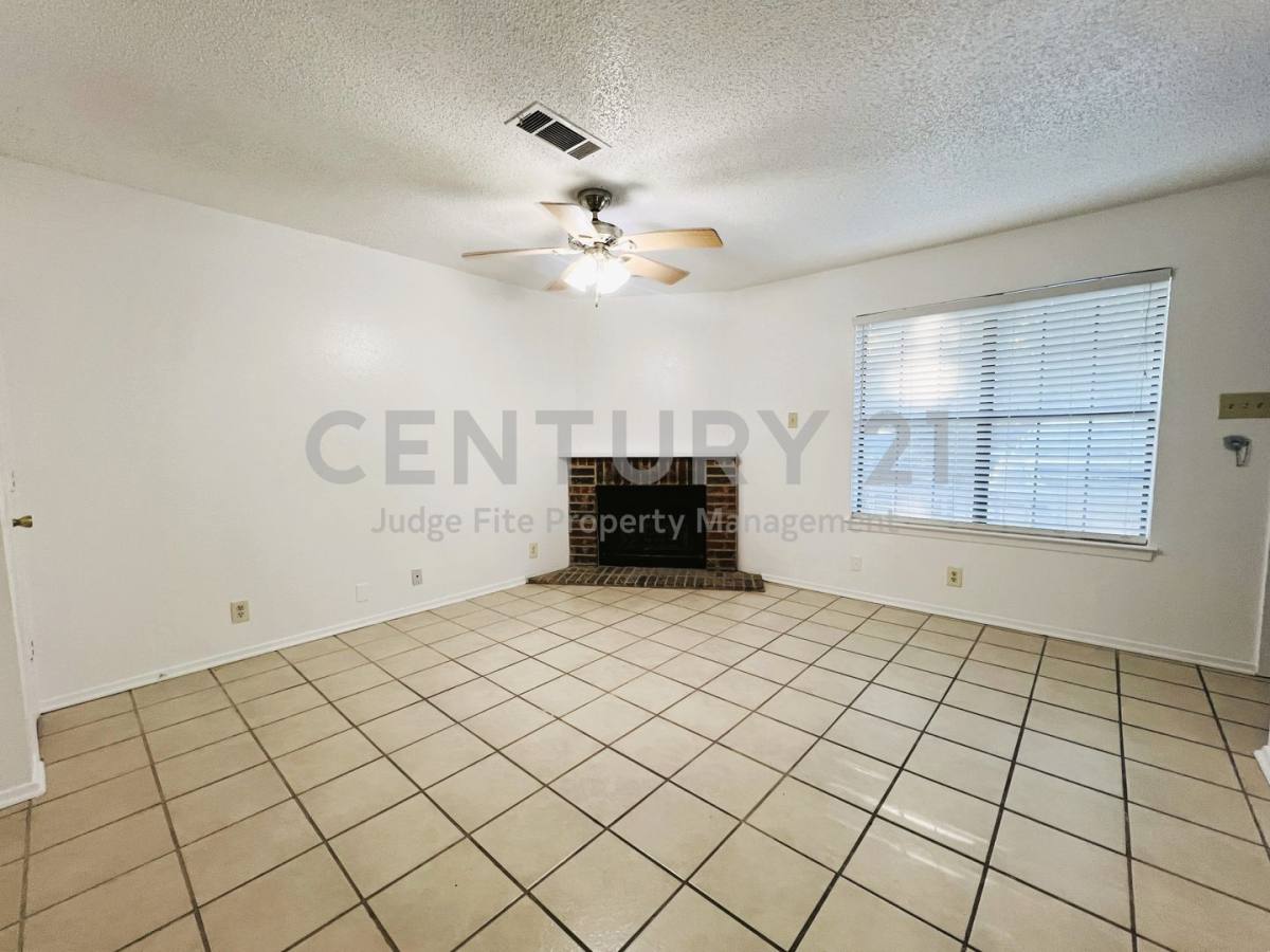 Apartment for rent at 929 W Hickory St, Denton, TX 76201