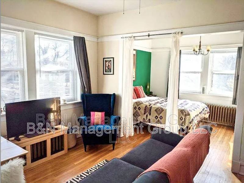 Apartment for rent at 1061 W Dakin #2, Chicago, IL 60613