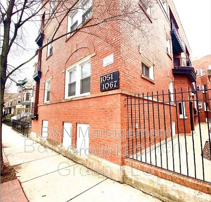 Apartment for rent at 1061 W Dakin #2, Chicago, IL 60613