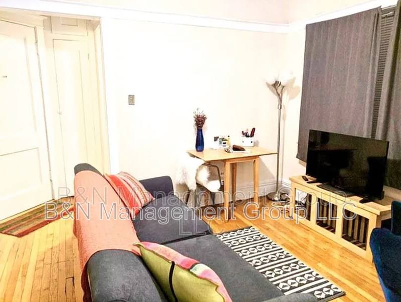 Apartment for rent at 1061 W Dakin #2, Chicago, IL 60613