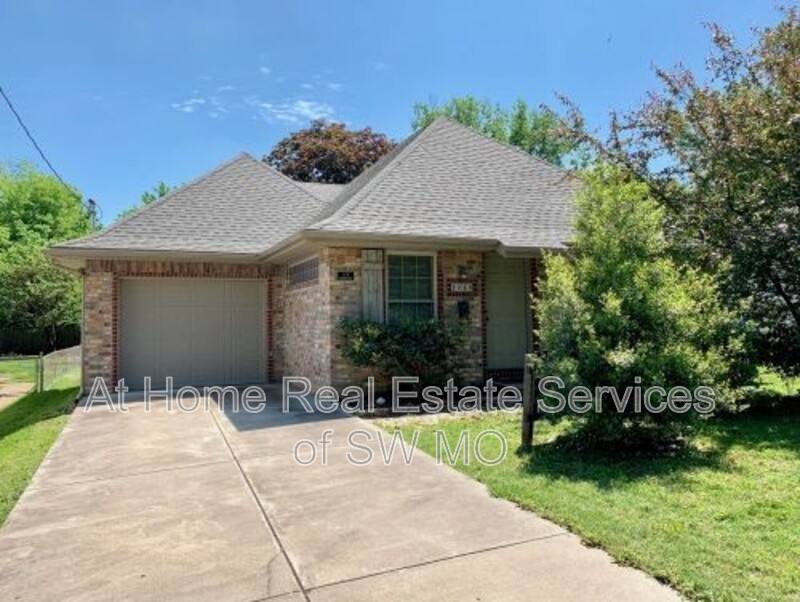 House for rent at 1540 S Rogers, Springfield, MO 65804