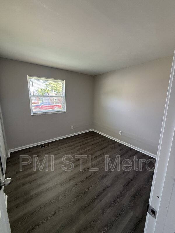 House for rent at 10557 Castle Dr, Saint Louis, MO 63136