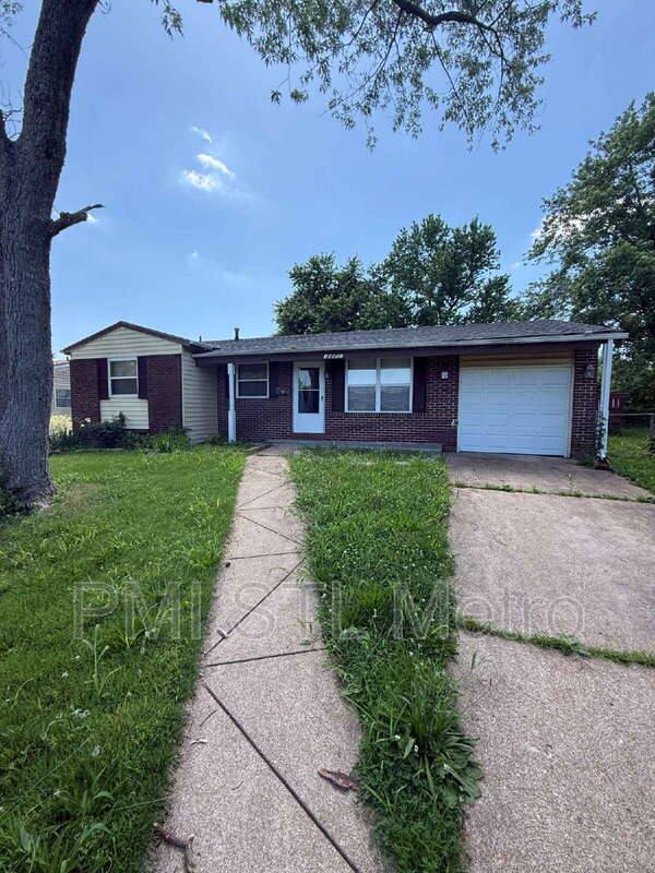 House for rent at 10557 Castle Dr, Saint Louis, MO 63136
