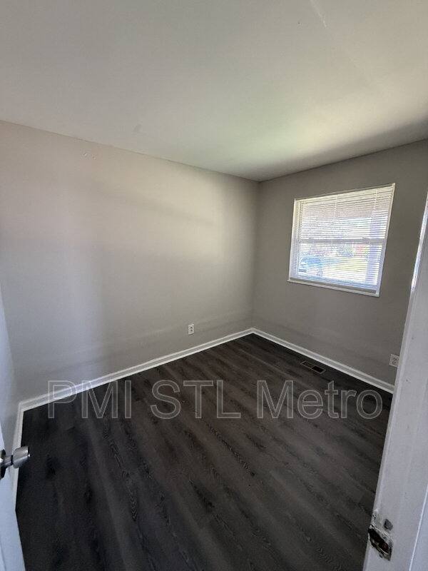 House for rent at 10557 Castle Dr, Saint Louis, MO 63136