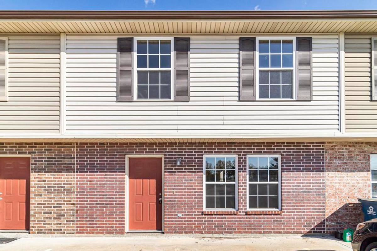 Townhouse for rent at 1011 Higgins, La Monte, MO 65337