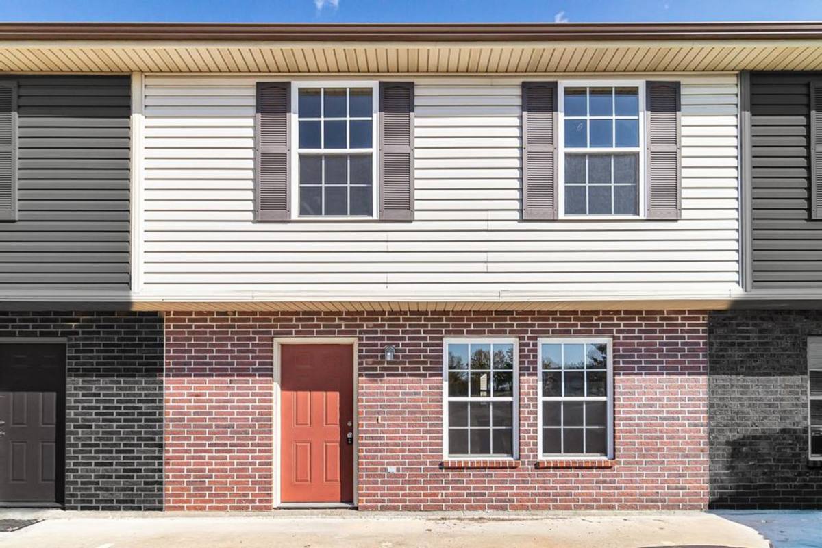 Townhouse for rent at 1011 Higgins, La Monte, MO 65337