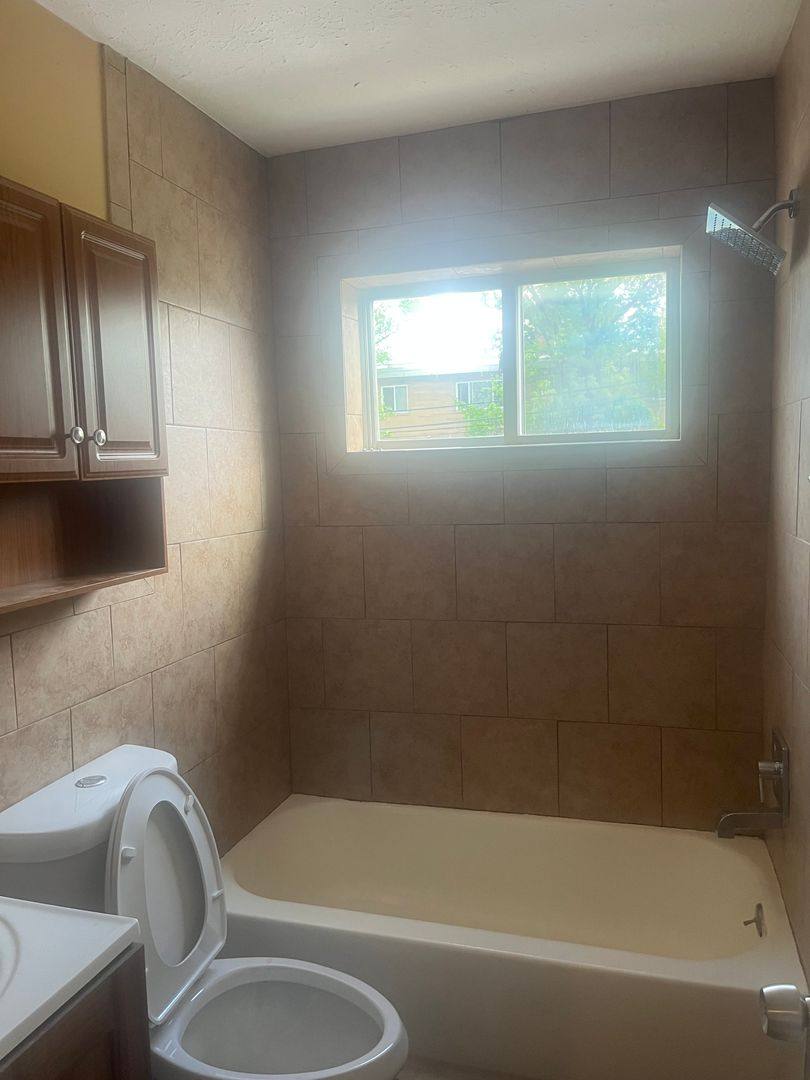 Townhouse for rent at 215 Dalepark Dr, Bedford, OH 44146