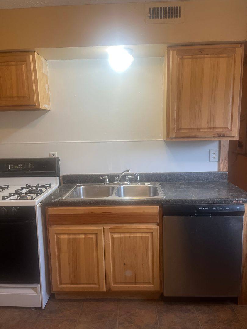 Townhouse for rent at 215 Dalepark Dr, Bedford, OH 44146