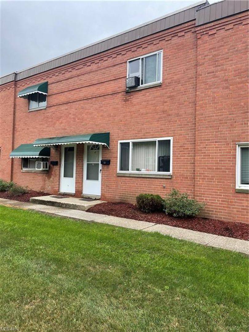 Townhouse for rent at 215 Dalepark Dr, Bedford, OH 44146