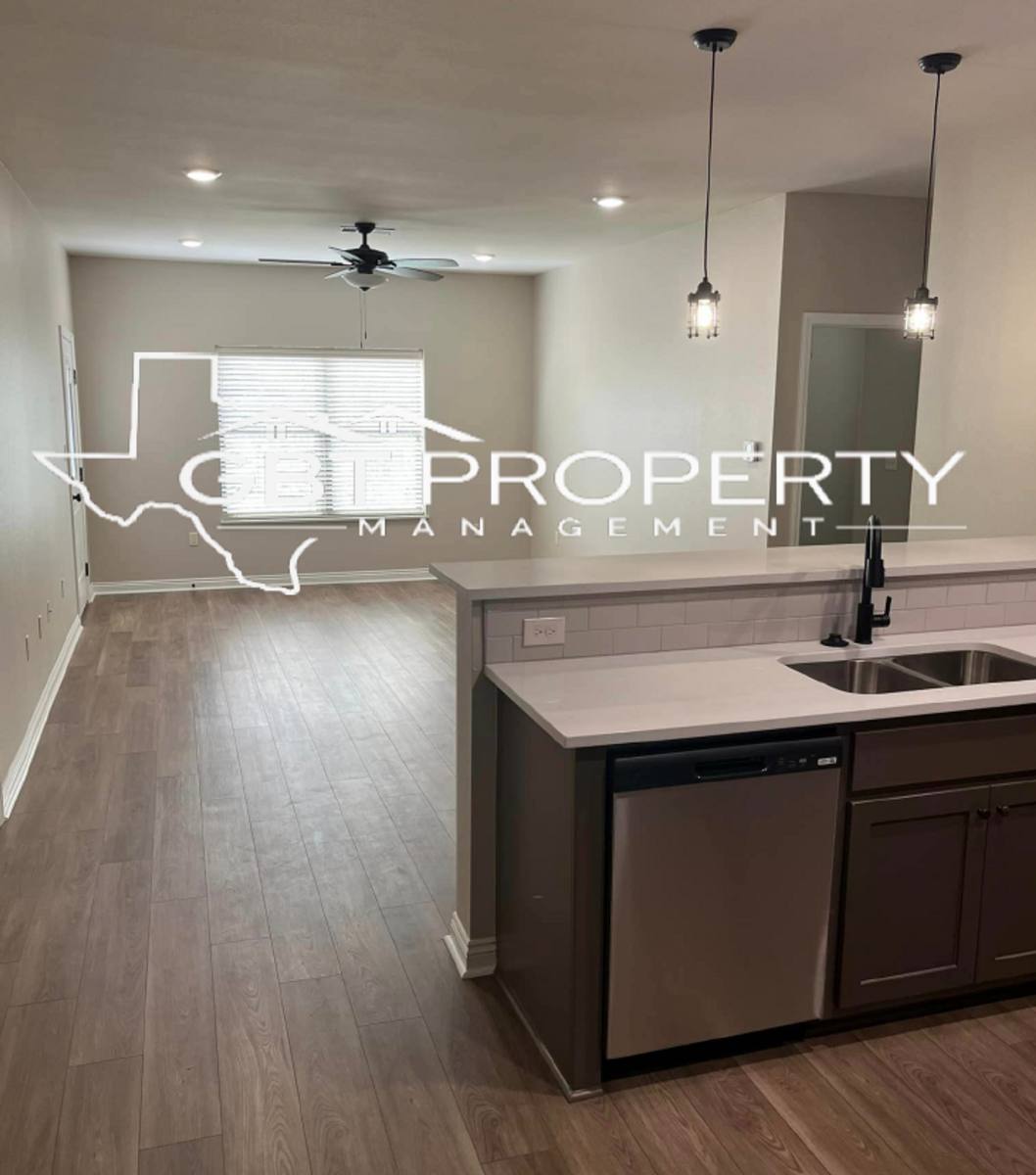 Apartment for rent at 102 E State St, Groesbeck, TX 76642