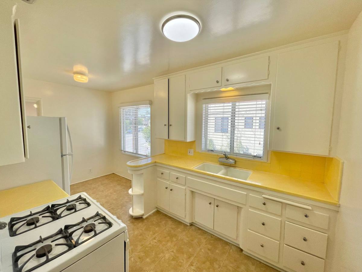 Apartment for rent at 108-110 Redondo, Long Beach, CA 90803