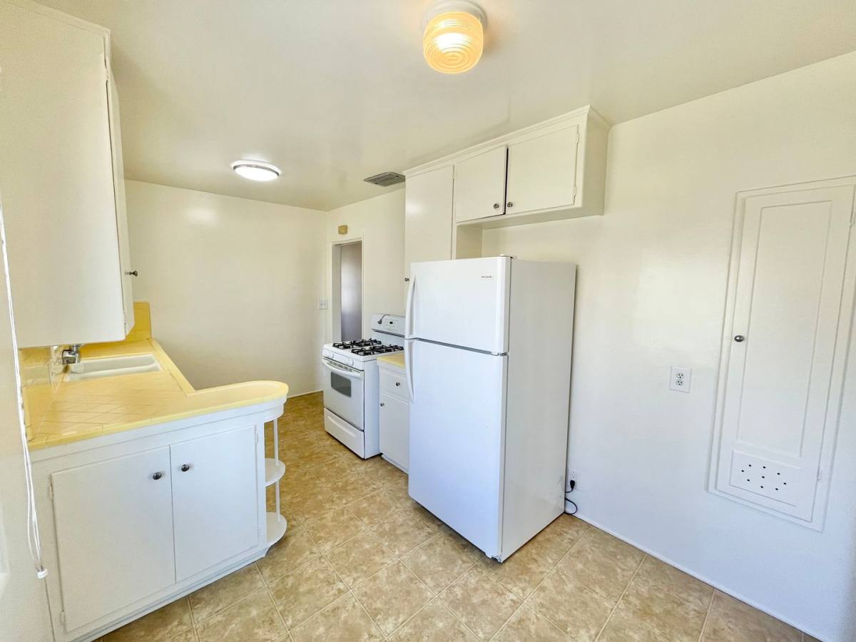 Apartment for rent at 108-110 Redondo, Long Beach, CA 90803