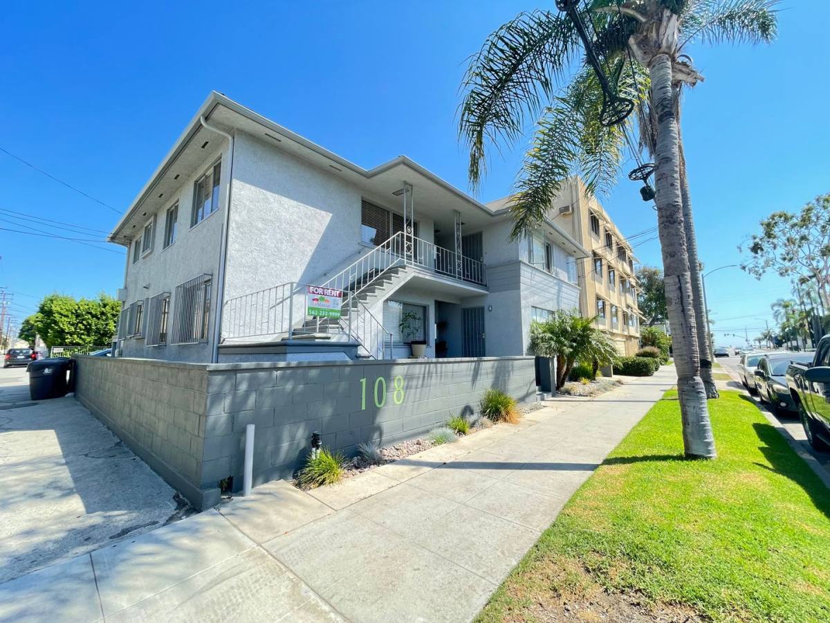 Apartment for rent at 108-110 Redondo, Long Beach, CA 90803
