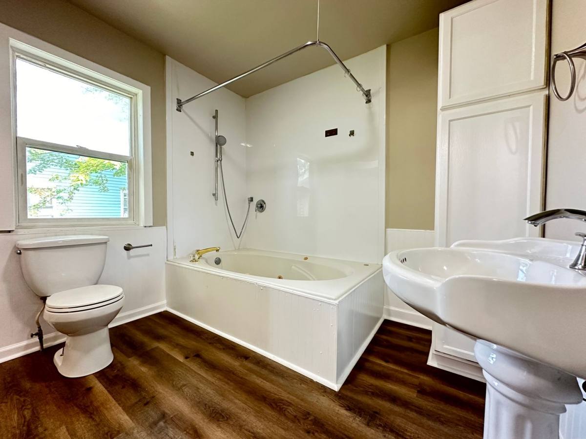 House for rent at 204 E Leland Ave, Des Moines, IA 50315