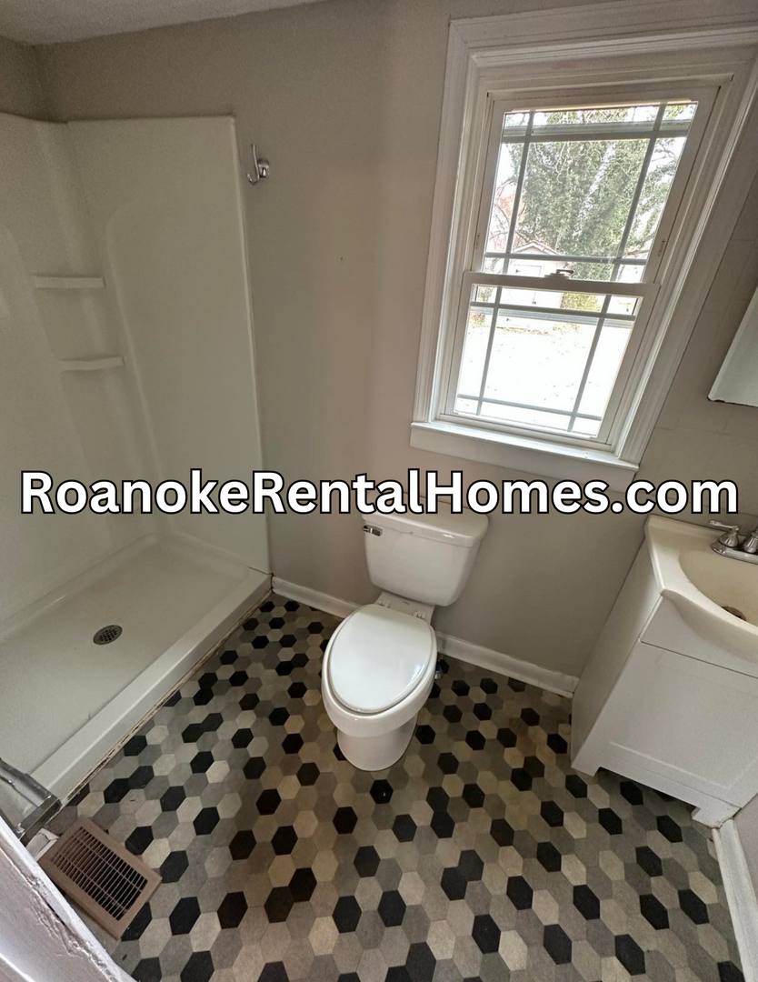House for rent at 811 Peck St NW, Roanoke, VA 24017