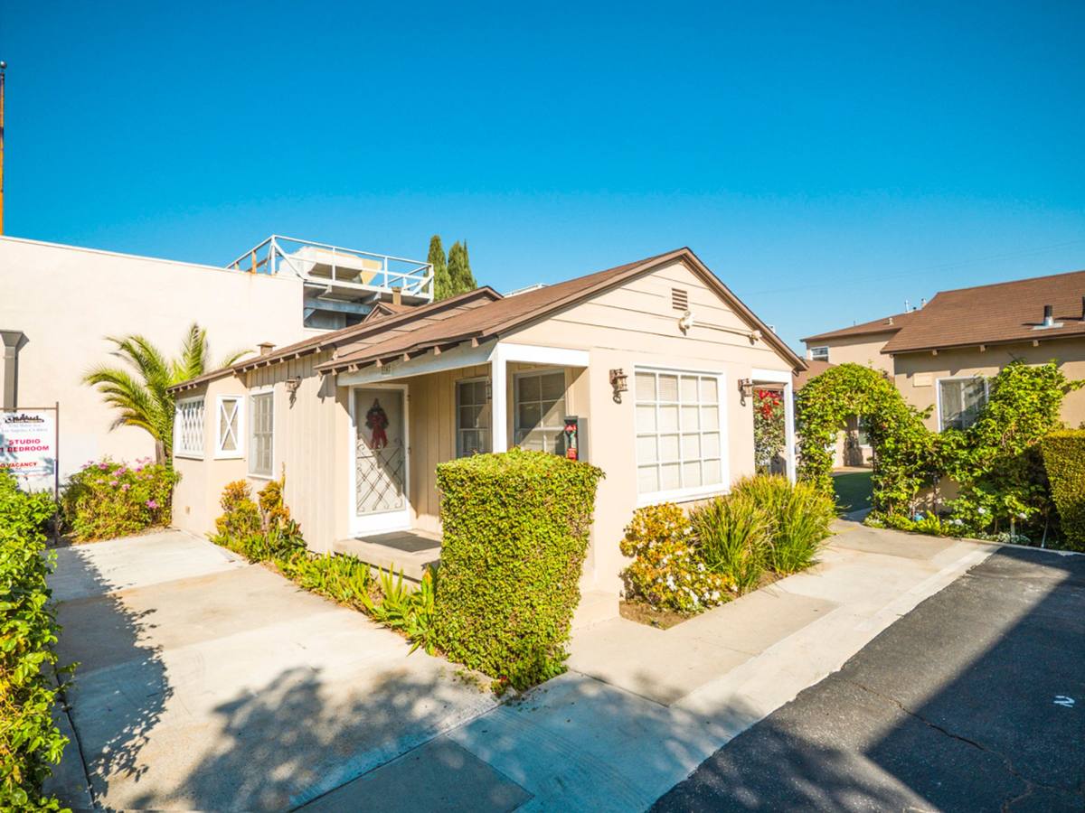 Apartment for rent at 3742 Motor Ave, Los Angeles, CA 90034