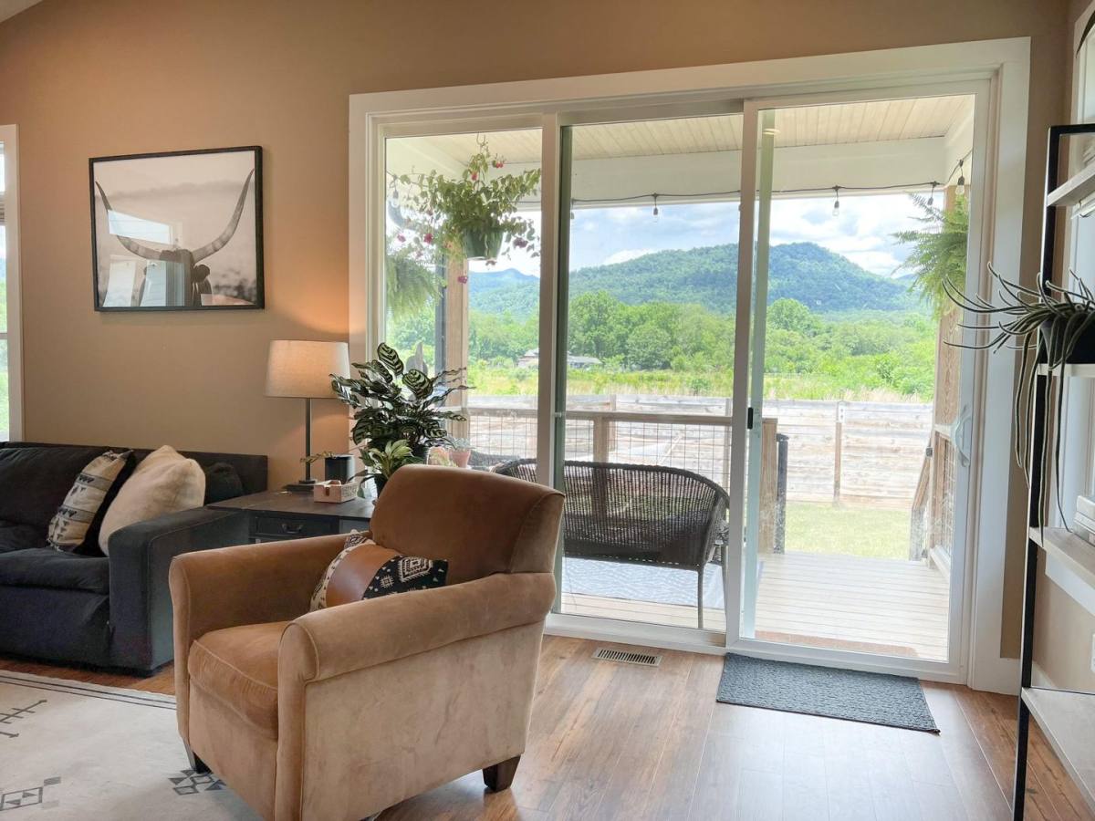 House for rent at 27 Linn Garden Lane, Swannanoa, NC 28778