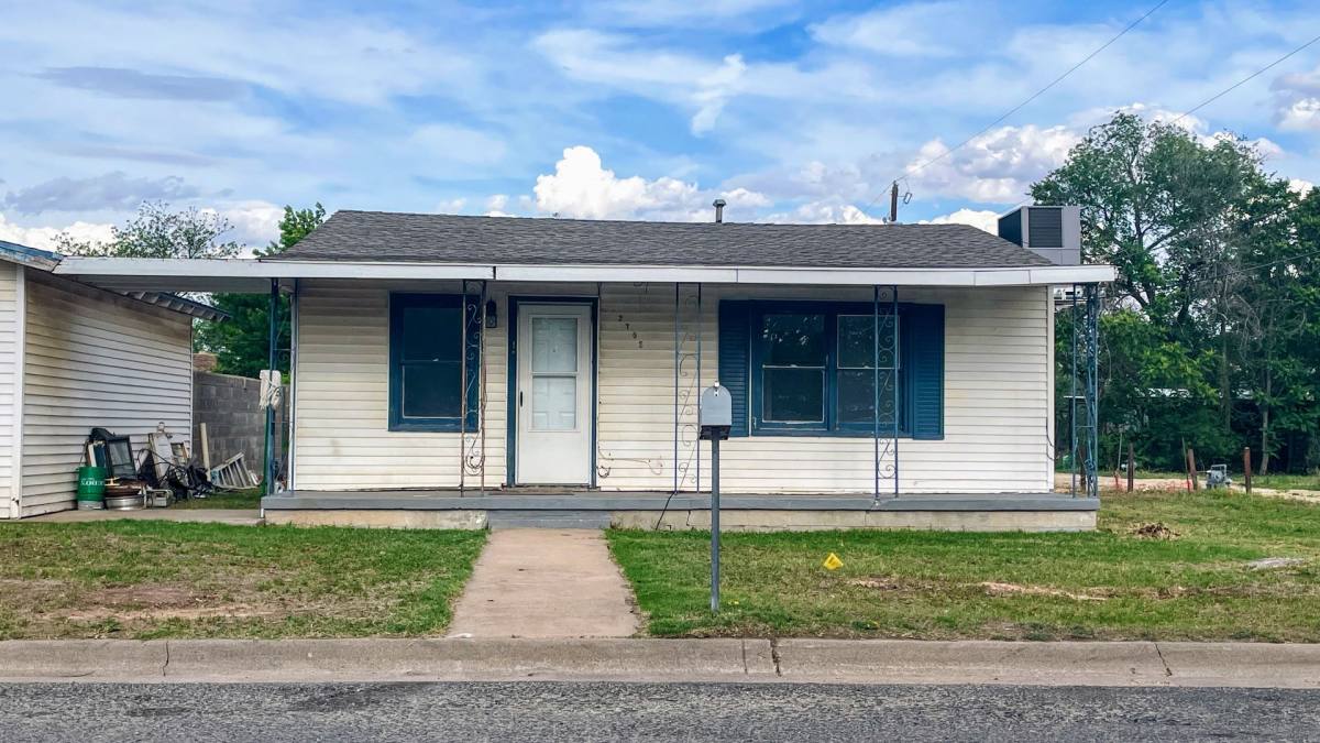 House for rent at 3702 Beaumont Ave, Snyder, TX 79549