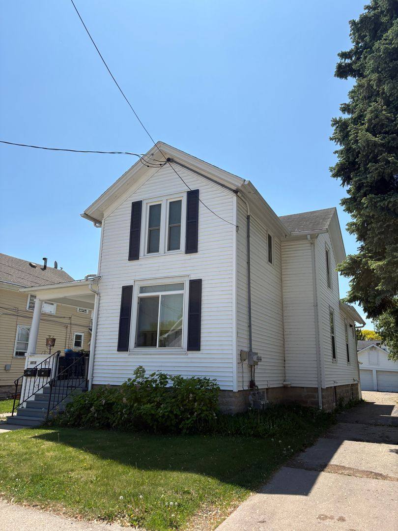 Apartment for rent at 407 W Southpark Ave, Oshkosh, WI 54902
