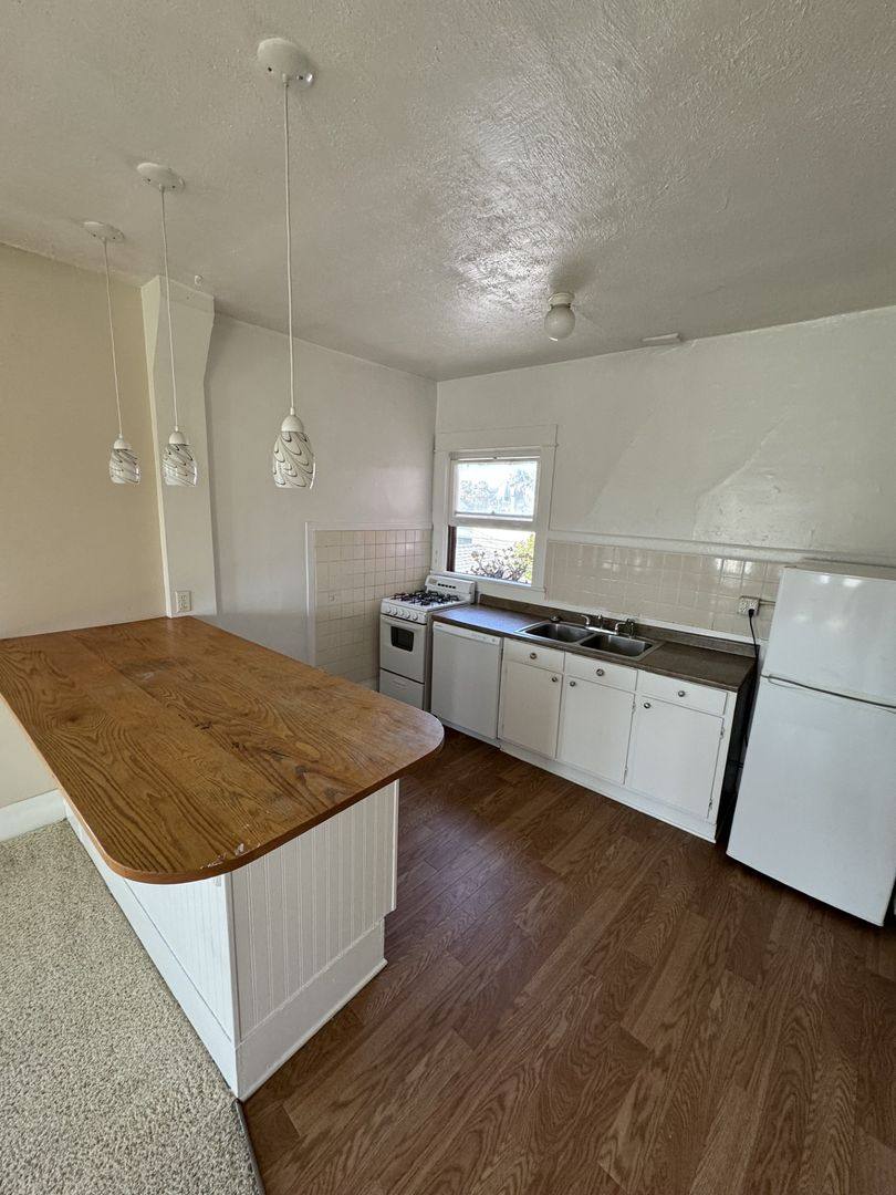 Apartment for rent at 33 Horizon Ave, Venice, CA 90291