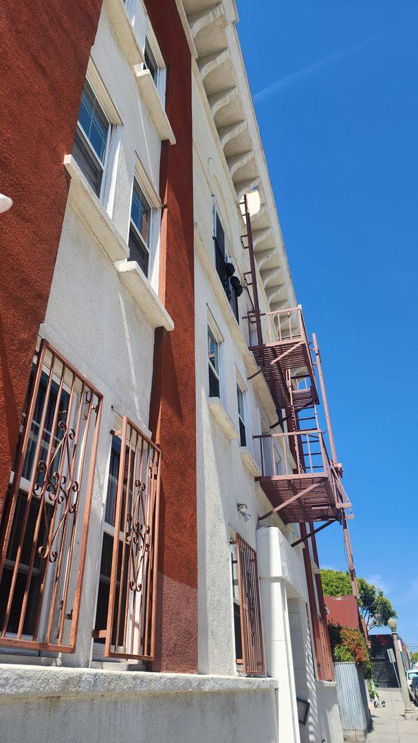 Apartment for rent at 33 Horizon Ave, Venice, CA 90291