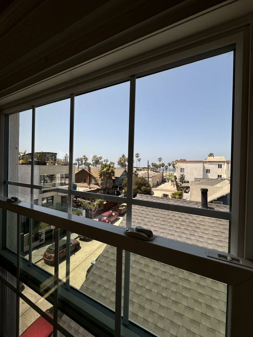 Apartment for rent at 33 Horizon Ave, Venice, CA 90291