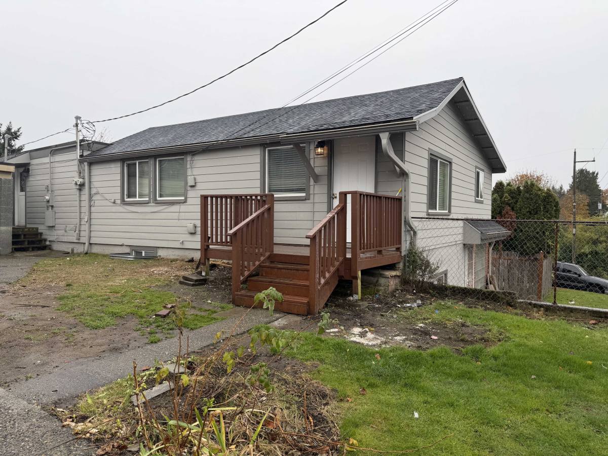 Townhouse for rent at 1615 SW 110th St #A, Seattle, WA 98146