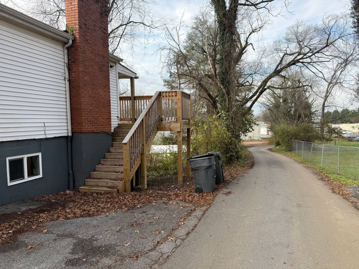 Apartment for rent at 221 Taylor St, Bristol, TN 37620