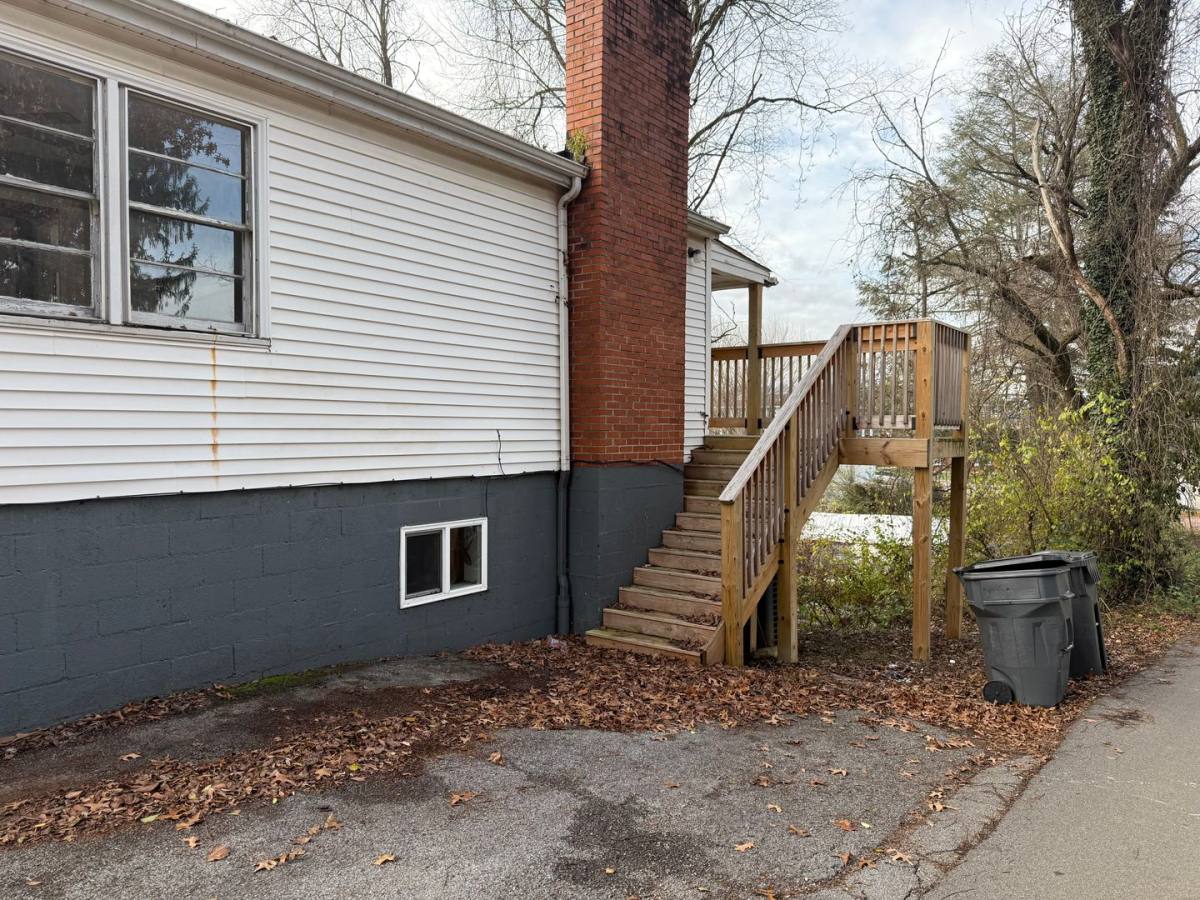 Apartment for rent at 221 Taylor St, Bristol, TN 37620
