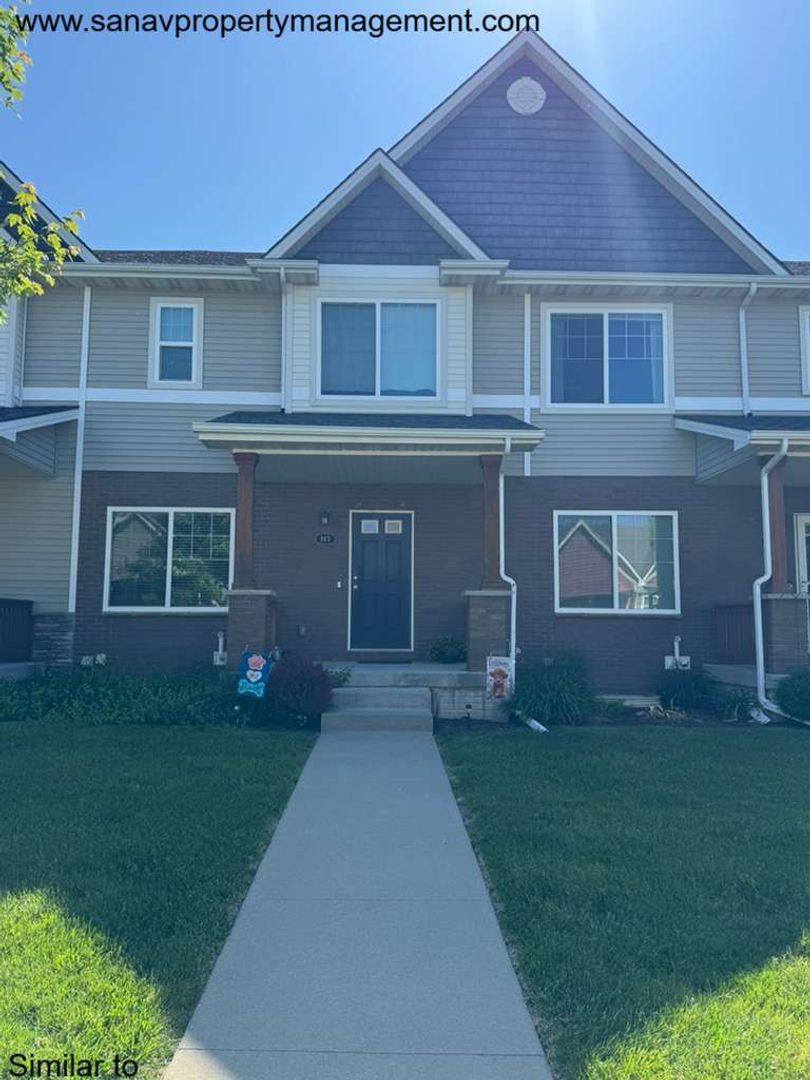 Townhouse for rent at 143 63rd St, West Des Moines, IA 50266
